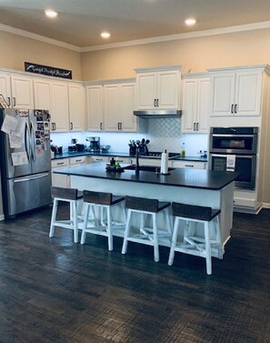 ثلاجة، ميكروويف، فرن، موقد طهي مسطح