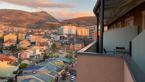 Un balcón con vista a un pueblo y montañas.