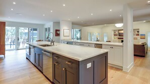 Wasserkocher mit Kaffee-/Teezubehör, Kühlschrank, Mikrowelle, Ofen