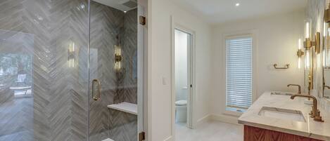 King Suite Full Bathroom