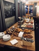 Tägliches Frühstücksbuffet gegen Gebühr