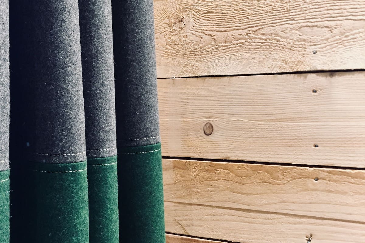 Primer plano de una pared de madera con veta y nudos marcados.