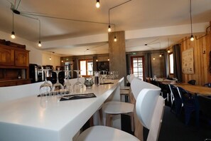 Breakfast, lunch, dinner served; French cuisine  - Hotel 16 - 150 (Vars)