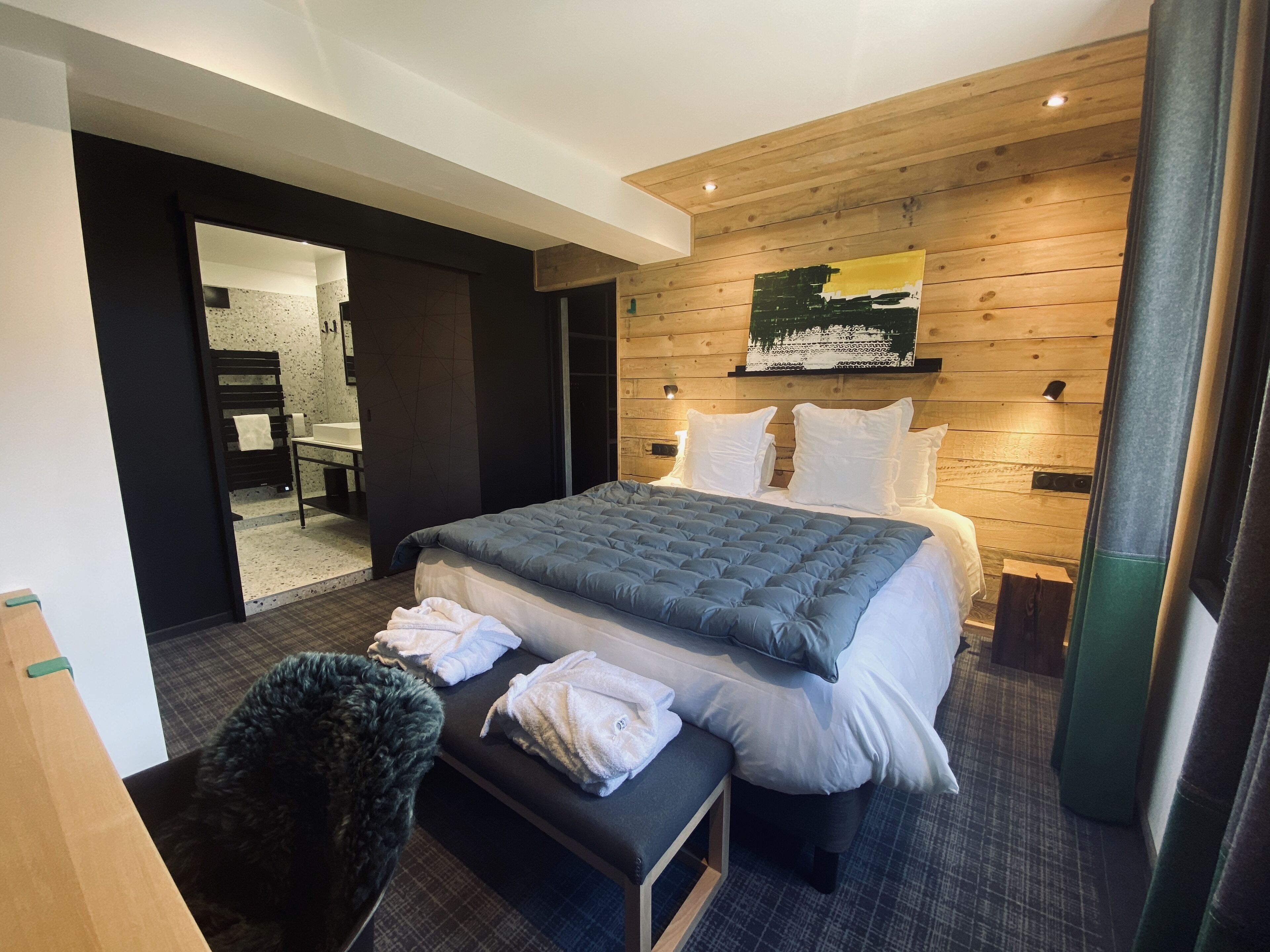 Suite Luxe | Draps en coton égyptien, literie de qualité supérieure, minibar