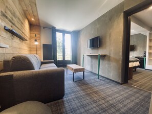 Luxury Suite | Living room | 80-cm Smart TV with digital channels, TV, heated floors - Hotel 16 - 150 (Vars)