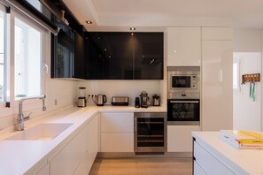 Kühlschrank, Mikrowelle, Ofen, Herdplatte