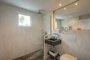 Badewanne, Haartrockner, Handtücher, Seife