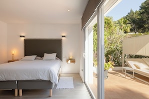 4 bedrooms, travel crib, free WiFi, bed sheets