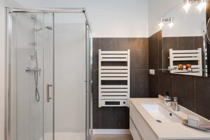 Badewanne, Haartrockner, Handtücher, Seife