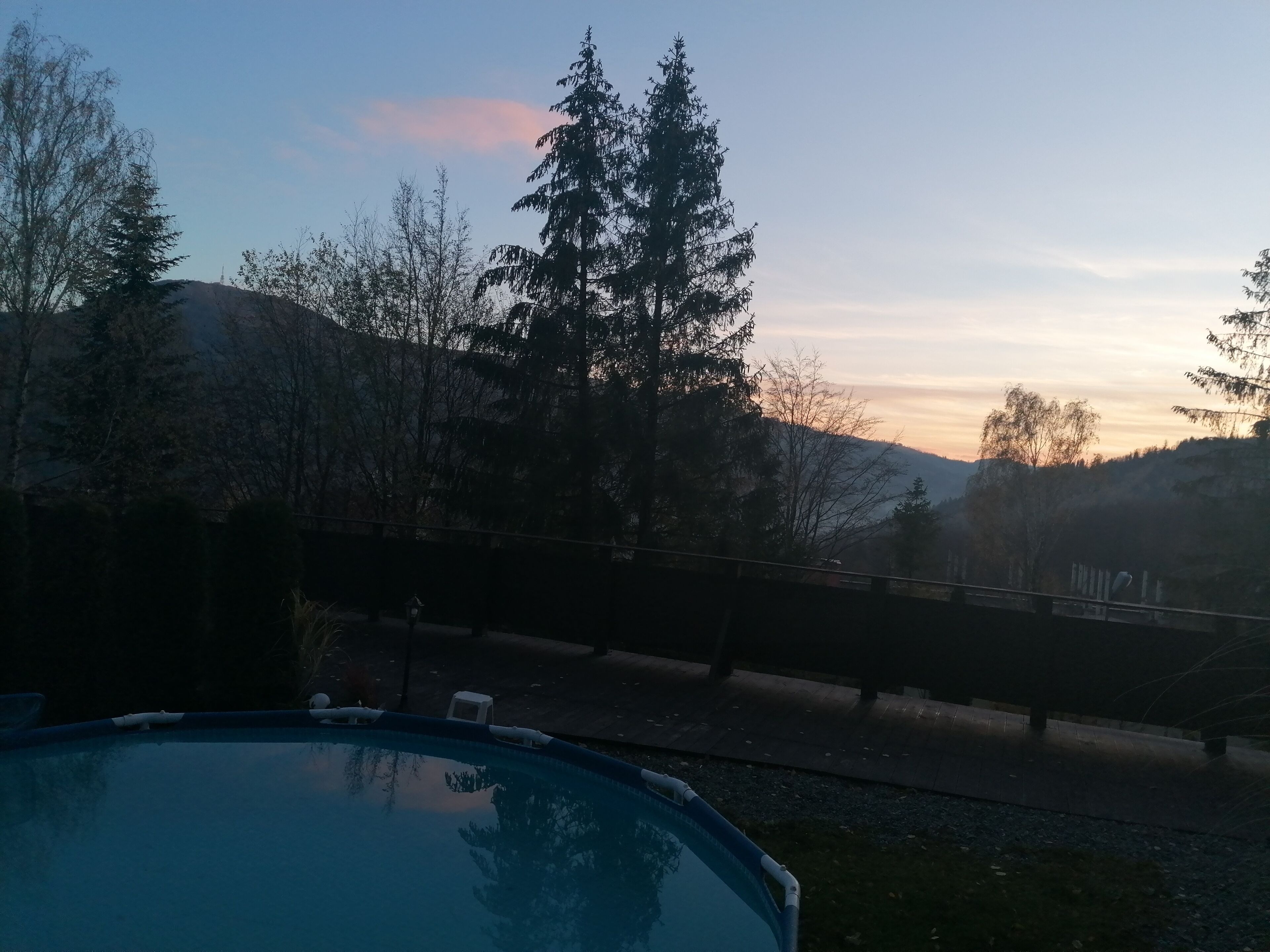 Una piscina al aire libre de temporada