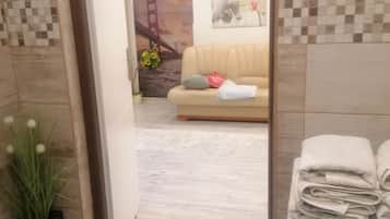 Elite Apartment | Hypo-allergenic bedding, individually decorated, individually furnished