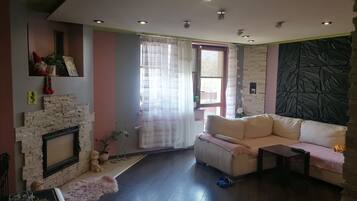 Leilighet – comfort, flere senger | Oppholdsområde | En 50-tommers LCD-TV med digitale kanaler samt TV og TV-spill