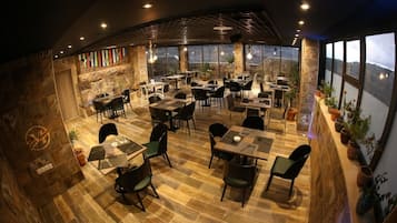 Spécialités Cuisine locale et internationale