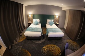 Quarto duplo standard | Frigobar, cofres nos quartos, escrivaninha