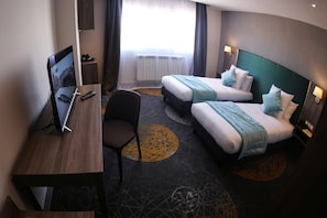 Minibar, coffres-forts dans les chambres, bureau