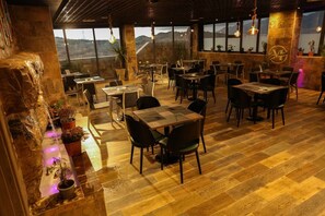 Menyajikan hidangan lokal dan internasional