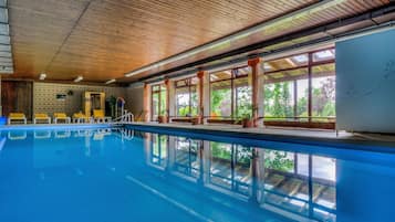 Indoor pool, sun loungers