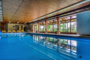 Piscina interna, espreguiçadeiras