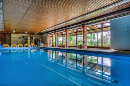 Indoor pool, sun loungers