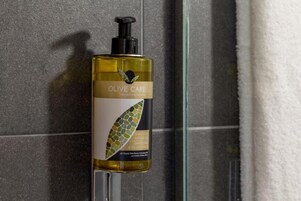 Chuveiro, produtos de toalete grátis, secador de cabelo