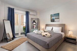 Decoración personalizada, muebles diferentes y cortinas blackout 