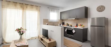 Großer Kühlschrank, Ofen, Herdplatte
