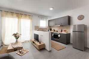 Full-size fridge, oven, stovetop, coffee/tea maker - The Aristotelian Suites by Athens Stay (Kallithea)