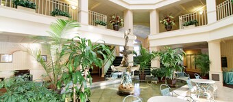 New! Romantic Lakeside Luxury - walking distance to downtown fun