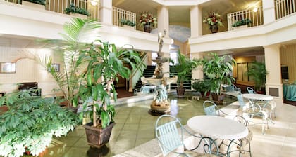 New! Romantic Lakeside Luxury - walking distance to downtown fun