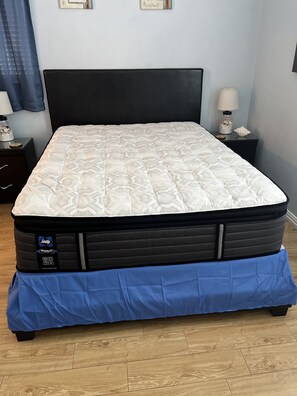 1 slaapkamer, een strijkplank/strijkijzer, reisbedje, gratis wifi