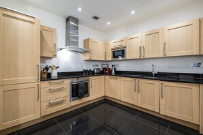 Apartment, 2 Bedrooms (Sleeps 6) | Private kitchen - Shelton Apartment (London)