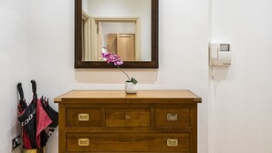 Unclassified image, 5 of 21, button - Shelton Apartment (London)