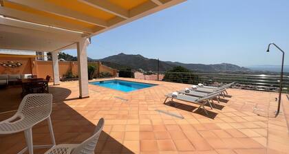 Moderna casa con piscina privada, vistas al mar, internet de fibra óptica.