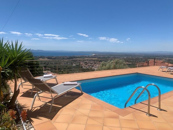A swimming pool with two sun loungers and a view of the landscape. - Property with modern equipment, sea views,air conditioning, fibre optic internet (Roses)