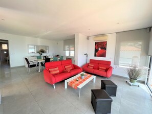 TV, fireplace - Property with modern equipment, sea views,air conditioning, fibre optic internet (Roses)
