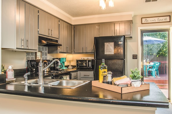 Kühlschrank, Mikrowelle, Ofen, Herdplatte