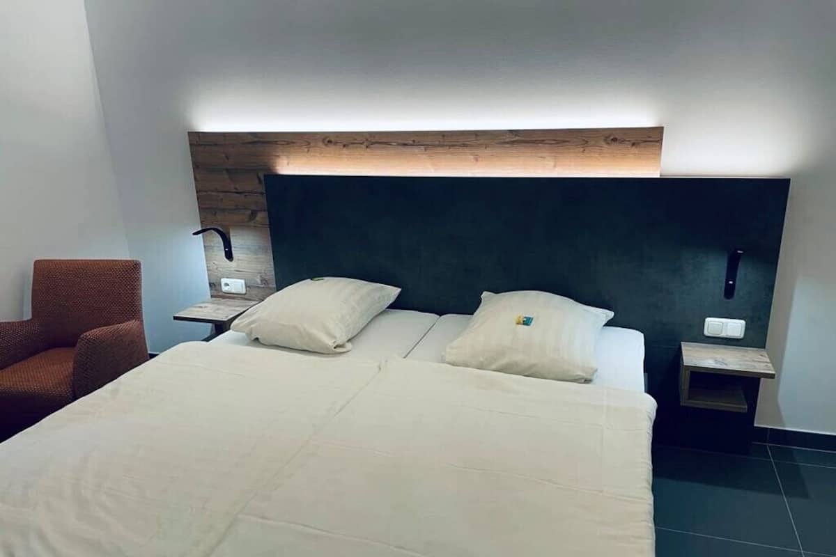 Habitación doble superior | Caja de seguridad en la habitación, escritorio y cortinas blackout