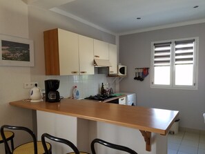 Superior Cottage (Gîte Vanessa 3 étoiles) | Private kitchen - Gîtes du Combeau (Saint-Maurice-d'Ibie)