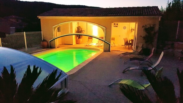 A residential property with a swimming pool, a covered patio, and a fenced yard. - Gîtes du Combeau (Saint-Maurice-d'Ibie)