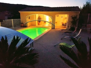Indoor pool, outdoor pool, sun loungers - Gîtes du Combeau (Saint-Maurice-d'Ibie)