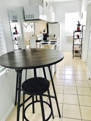 Refrigerador con freezer, horno, placa de cocina, tostadora