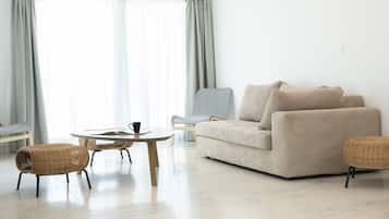 Signature Suite, 1 King Bed | Living area | Flat-screen TV