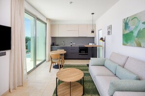 Apartamento, vista para o vinhedo | Cozinha privada | Geladeira grande, micro-ondas, fogão, cooktop