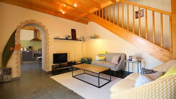 Casa, 2 habitaciones, alberca privada | Área de sala de estar | Televisión de pantalla plana