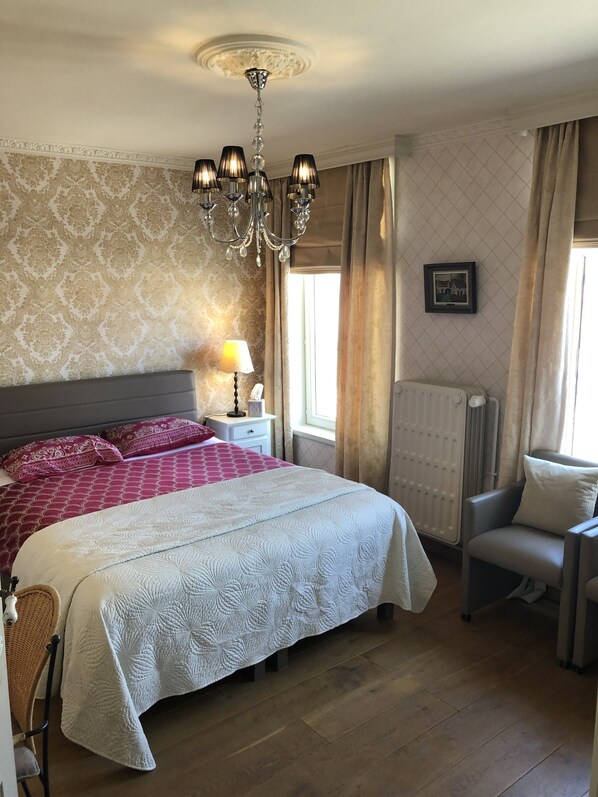 3 bedrooms, desk, free WiFi, bed sheets