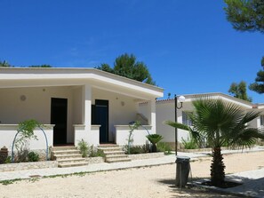Exterior - Nice apartment in villa for 4 people with A/C, WIFI, pool, TV, terrace and pets allowed (Vieste)