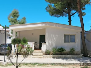 Exterior - Lovely apartment in villa for 6 guests with WIFI, A/C, pool, TV, terrace and pets allowed (Vieste)