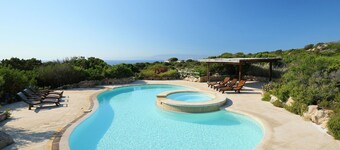 Beautiful private villa with private pool, A/C, WIFI, hot tub, TV, patio, panoramic view and par...