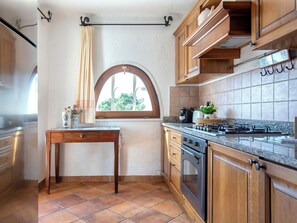Microondas, horno, lavavajillas, silla alta para bebés