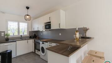 Réfrigérateur, micro-ondes, four, plaque de cuisson